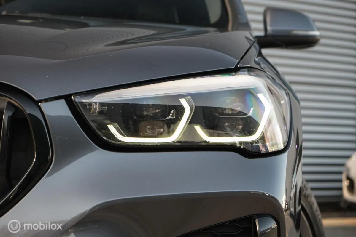 xDrive25e High Executive | M-Sport | LED | HUD | Trekhaak | PHEV | Miniral Grau | Stoelverw.