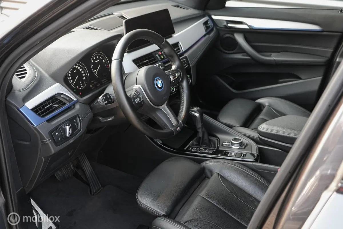 xDrive25e High Executive | M-Sport | LED | HUD | Trekhaak | PHEV | Miniral Grau | Stoelverw.