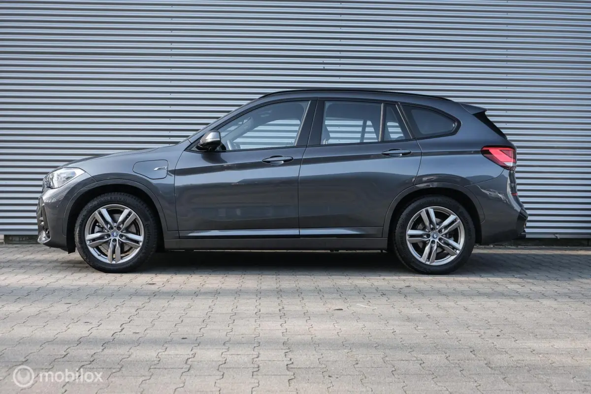 xDrive25e High Executive | M-Sport | LED | HUD | Trekhaak | PHEV | Miniral Grau | Stoelverw.