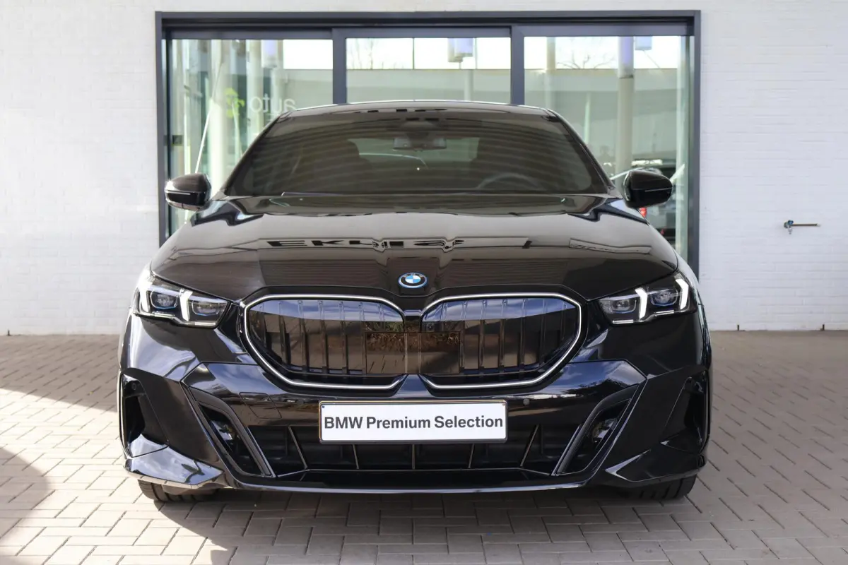 eDrive40 | SOH 100% | Cruise Control Adaptief met Stop&Go | Glazen Panoramadak | Head-Up Display | Iconic Glow Grill | Harman/Kardon