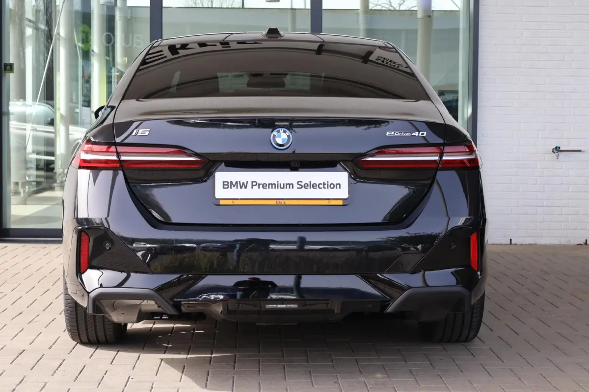 eDrive40 | SOH 100% | Cruise Control Adaptief met Stop&Go | Glazen Panoramadak | Head-Up Display | Iconic Glow Grill | Harman/Kardon