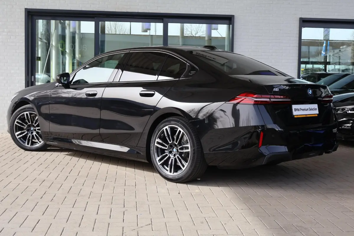 eDrive40 | SOH 100% | Cruise Control Adaptief met Stop&Go | Glazen Panoramadak | Head-Up Display | Iconic Glow Grill | Harman/Kardon