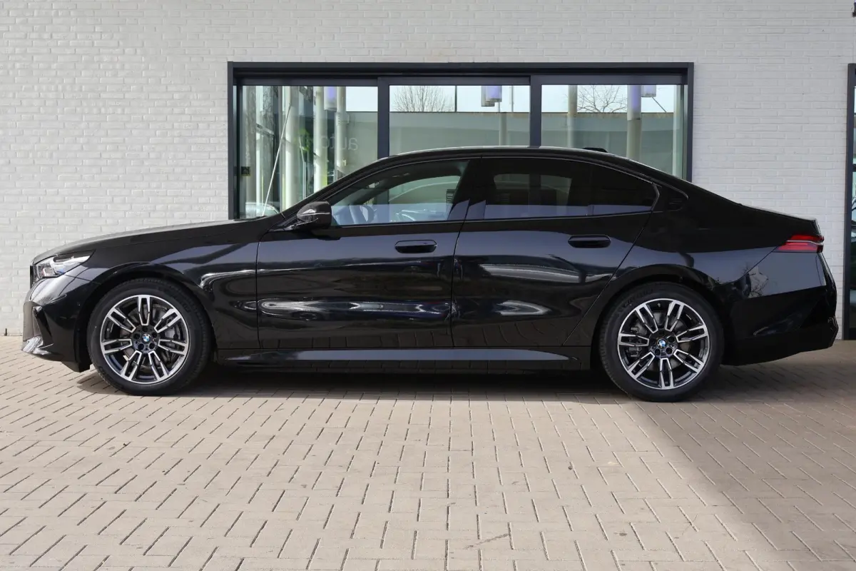 eDrive40 | SOH 100% | Cruise Control Adaptief met Stop&Go | Glazen Panoramadak | Head-Up Display | Iconic Glow Grill | Harman/Kardon