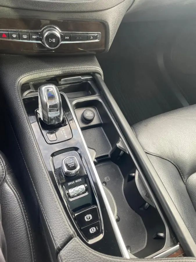2.0 T8 Twin Engine AWD Momentum