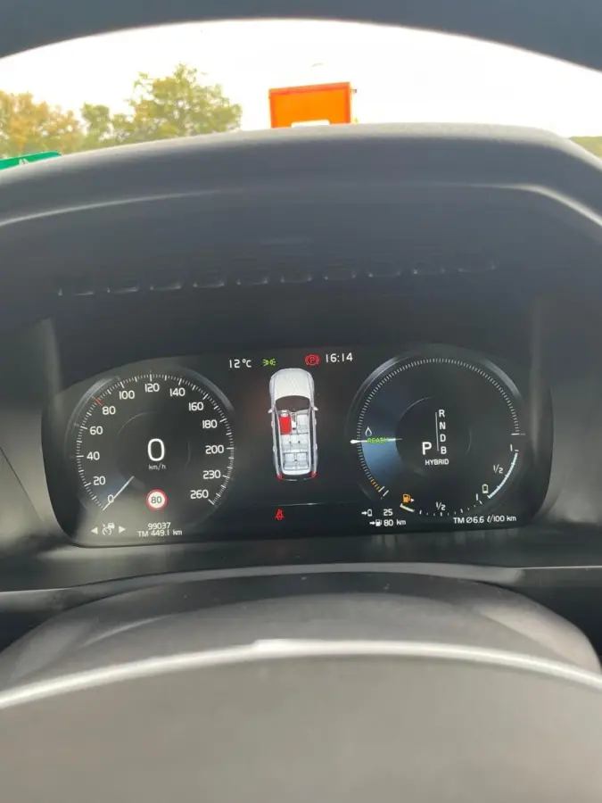 2.0 T8 Twin Engine AWD Momentum