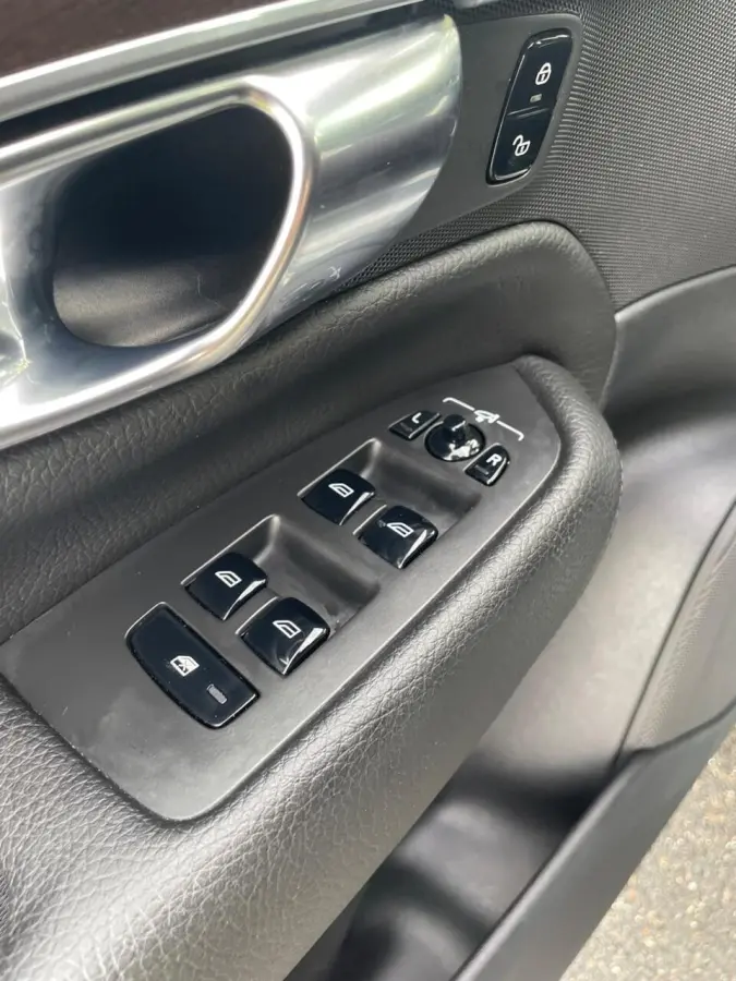 2.0 T8 Twin Engine AWD Momentum