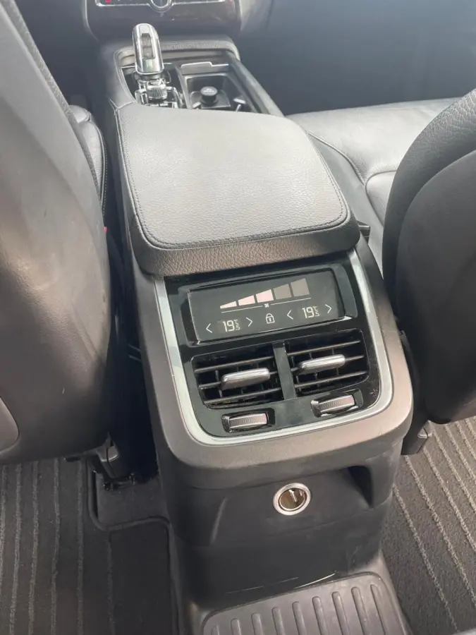 2.0 T8 Twin Engine AWD Momentum