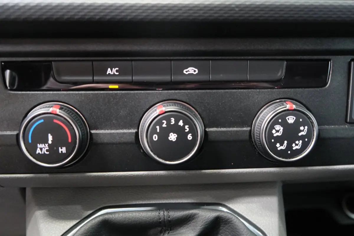 2.0 TDI L2H1 28 > Schade <