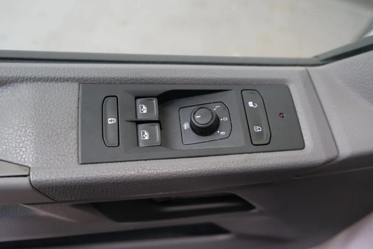 2.0 TDI L2H1 28 > Schade <