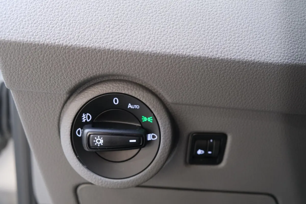 2.0 TDI L2H1 28 > Schade <