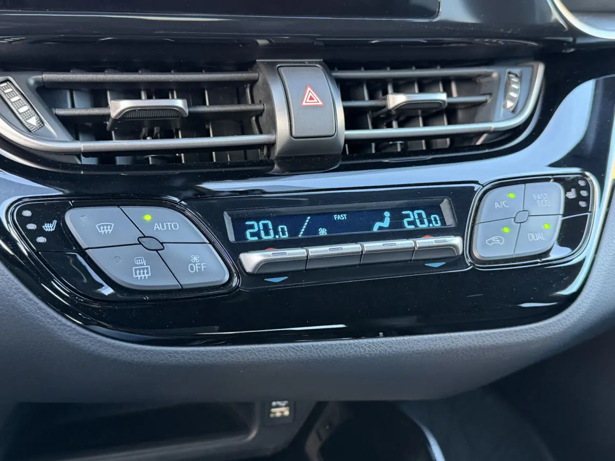 1.8 Hybrid Style / Bi tone | BSM | Draadloos Apple Carplay/Android auto | PDC V+A | Rijklaar!!!
