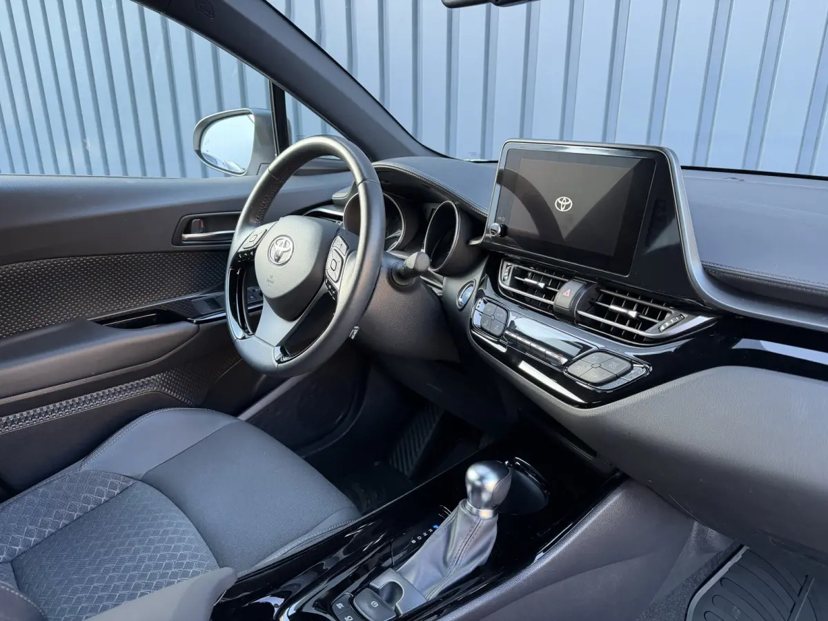 1.8 Hybrid Style / Bi tone | BSM | Draadloos Apple Carplay/Android auto | PDC V+A | Rijklaar!!!
