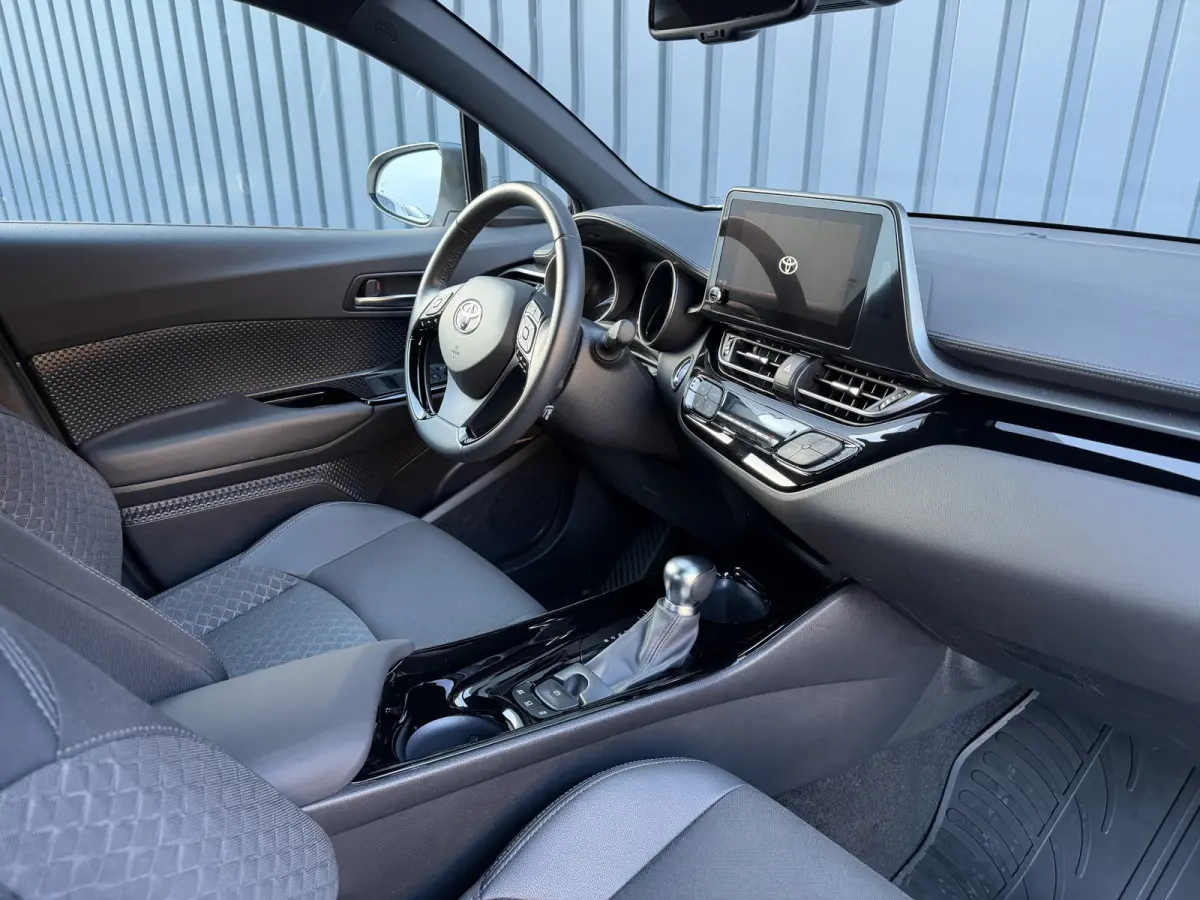 1.8 Hybrid Style / Bi tone | BSM | Draadloos Apple Carplay/Android auto | PDC V+A | Rijklaar!!!