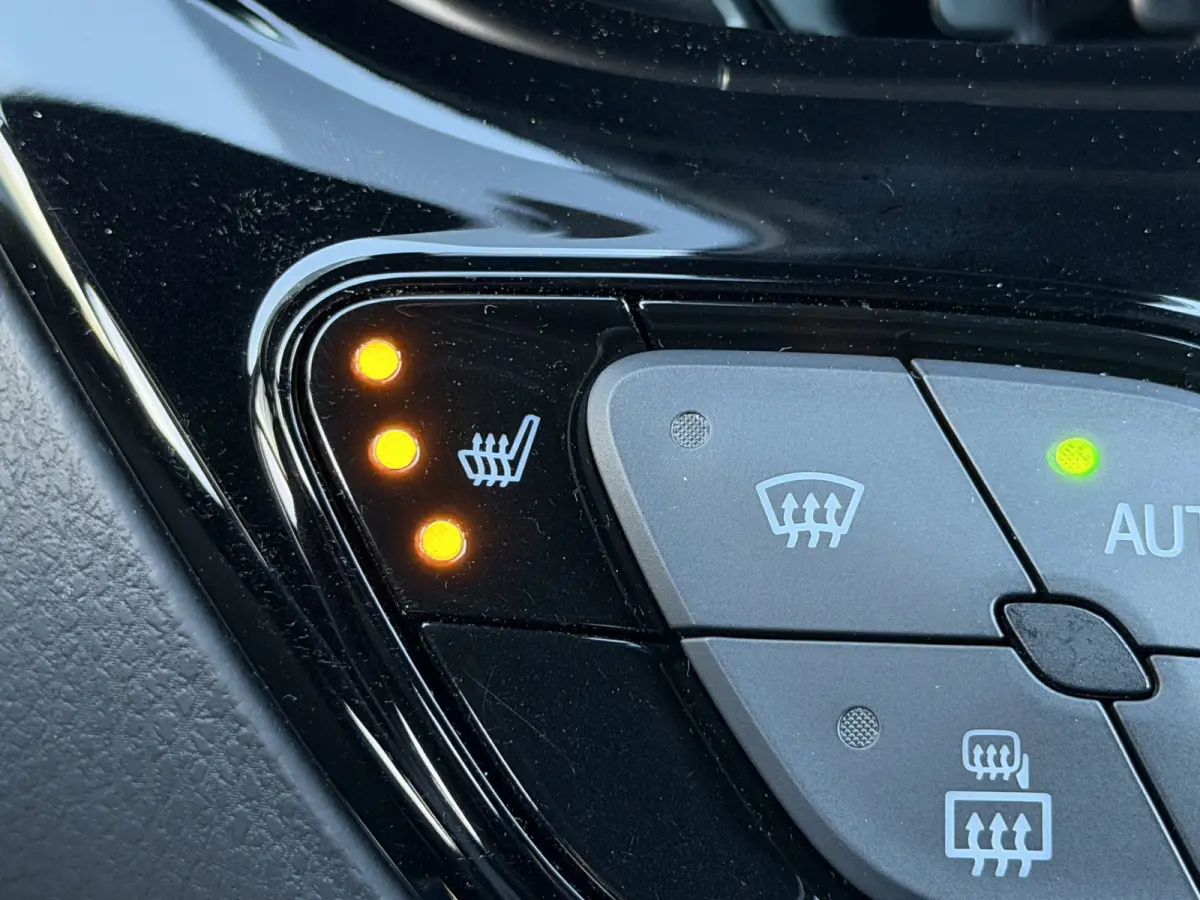 1.8 Hybrid Style / Bi tone | BSM | Draadloos Apple Carplay/Android auto | PDC V+A | Rijklaar!!!