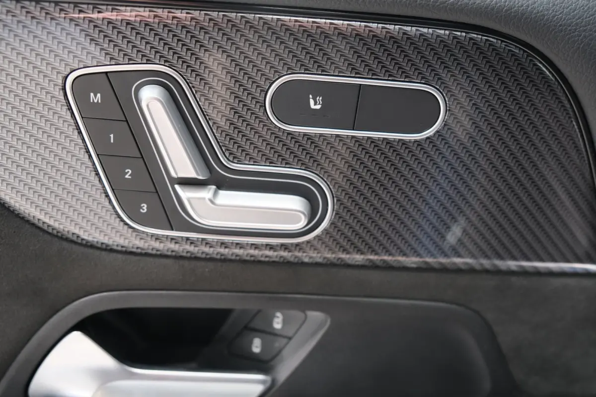 220 D 4MATIC AMG > Grijs kenteken < Airco, Cruise, Trekhaak, Camera, Carplay.