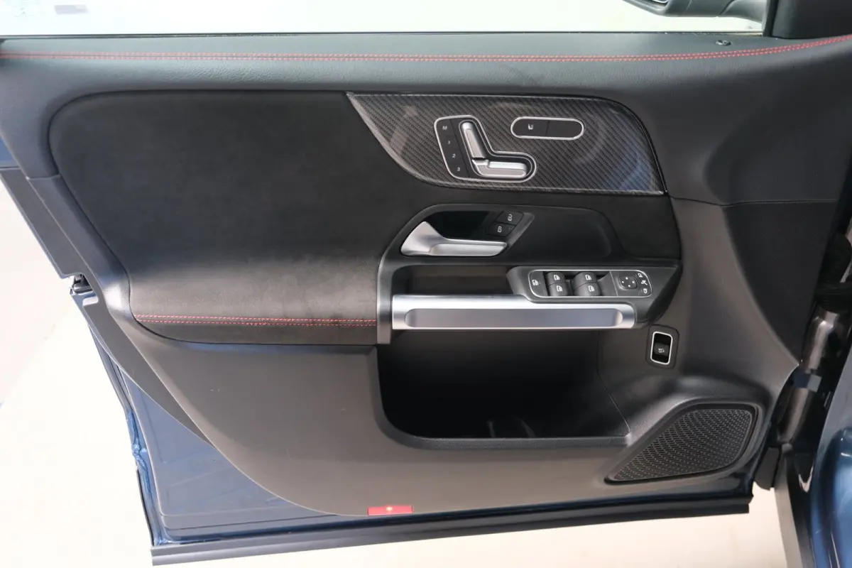 220 D 4MATIC AMG > Grijs kenteken < Airco, Cruise, Trekhaak, Camera, Carplay.