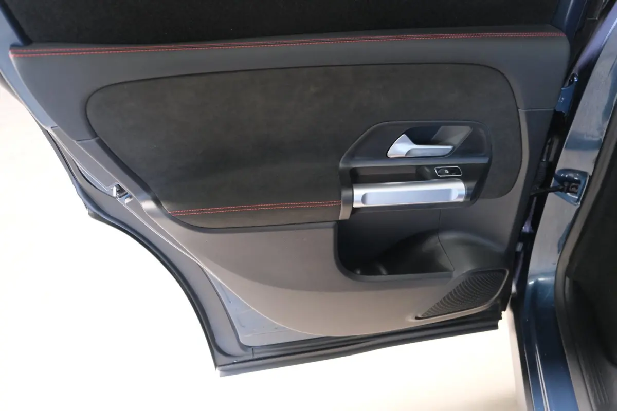 220 D 4MATIC AMG > Grijs kenteken < Airco, Cruise, Trekhaak, Camera, Carplay.