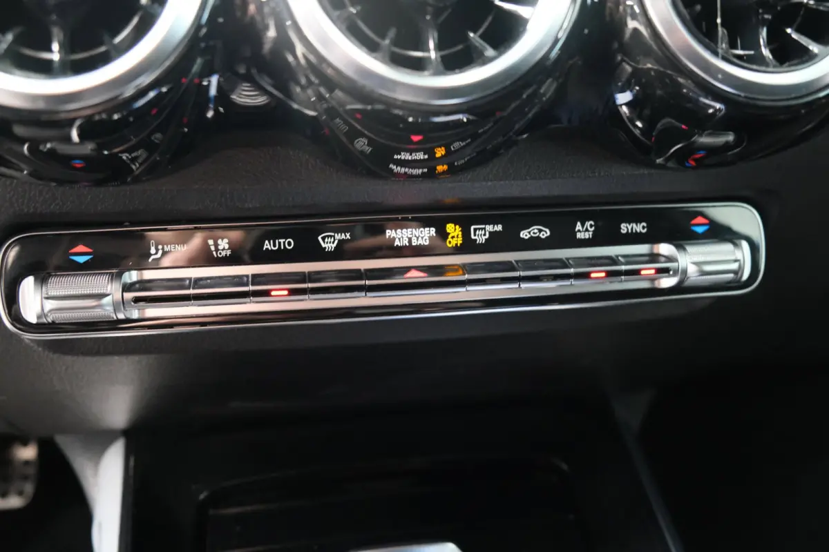 220 D 4MATIC AMG > Grijs kenteken < Airco, Cruise, Trekhaak, Camera, Carplay.