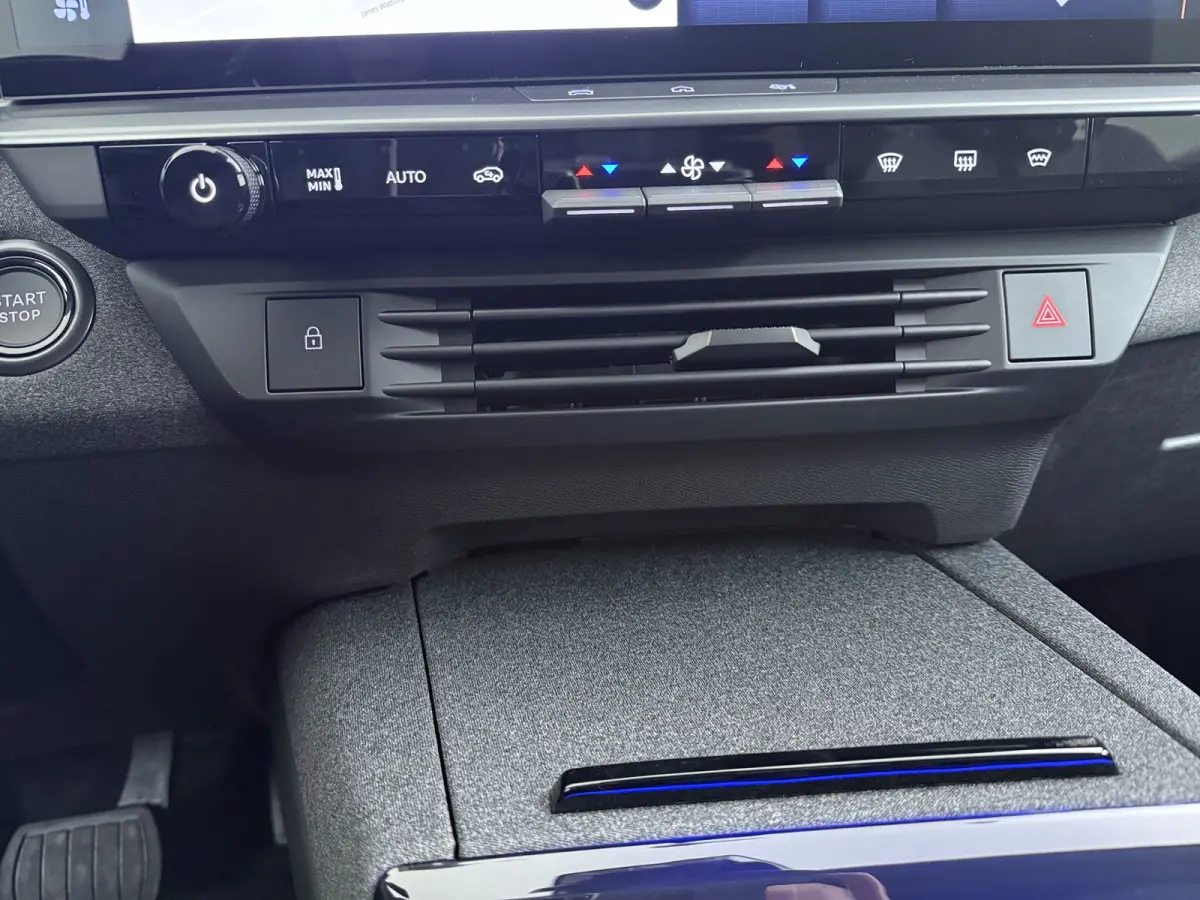 Business Edition - | Achteruitrijcamera | Draadloze telefoonlader (Inductie) | Elektronische klimaatregeling met twee zones