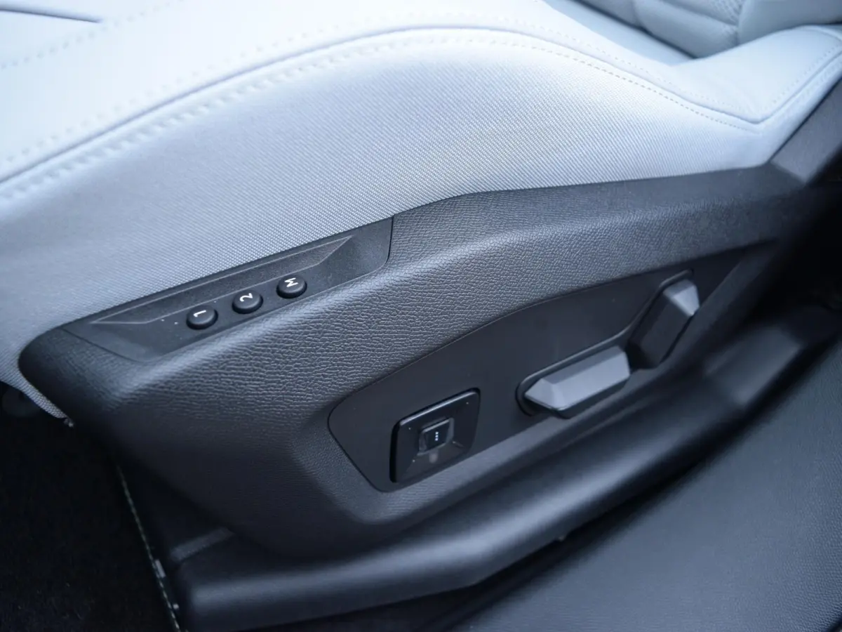 1.2 Hybrid 145 Max Ambiance Hype Grey | Two Tone Perla Nera Black | Electrische achterklep | Parkeersensoren met camera | Nieuw!