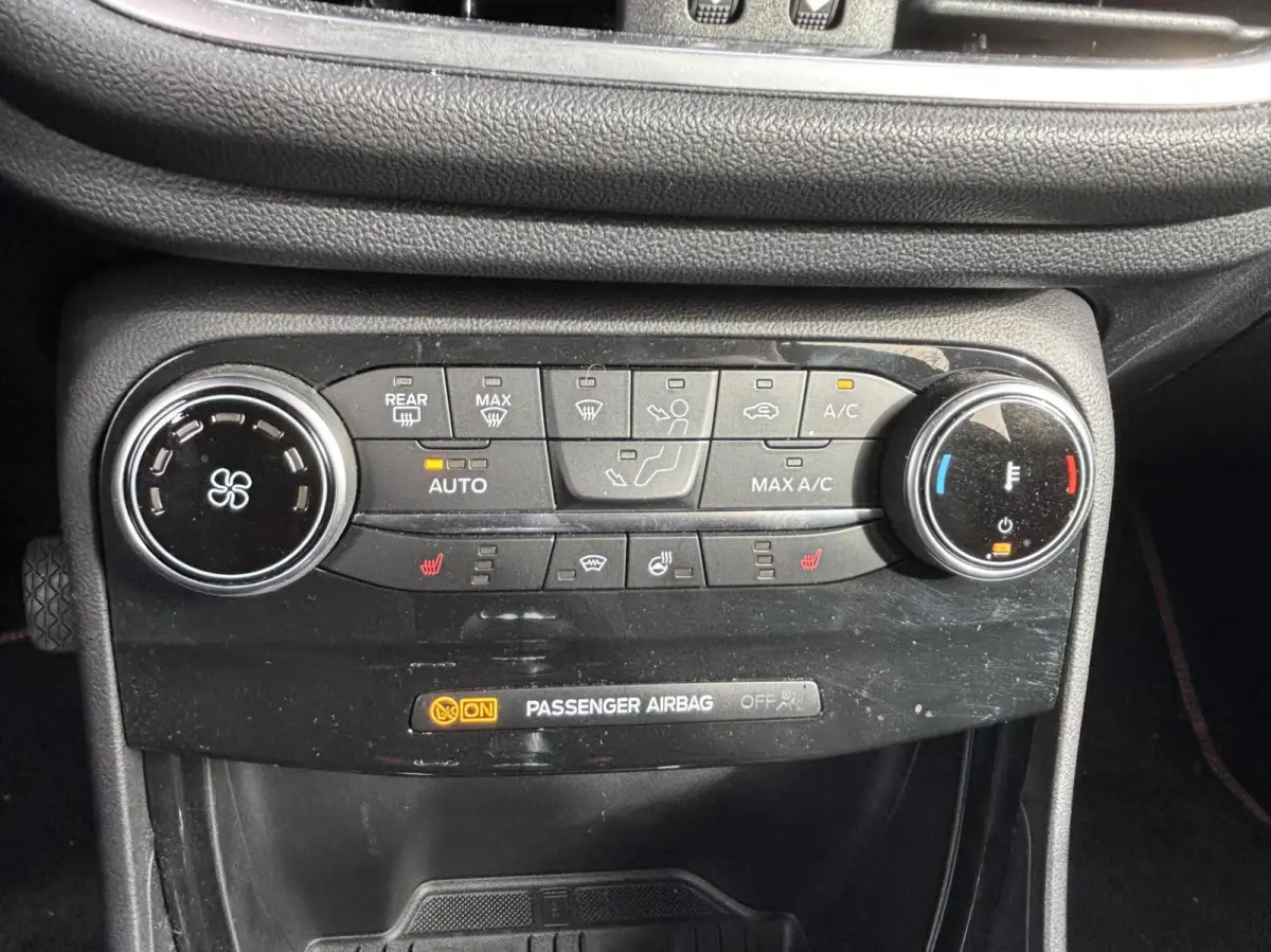 1.0 EcoBoost ST-Line 125PK Winterpack Cruise Camera Navi Climate Parkeersensoren Full-LED Privacy Glass *Sportief*