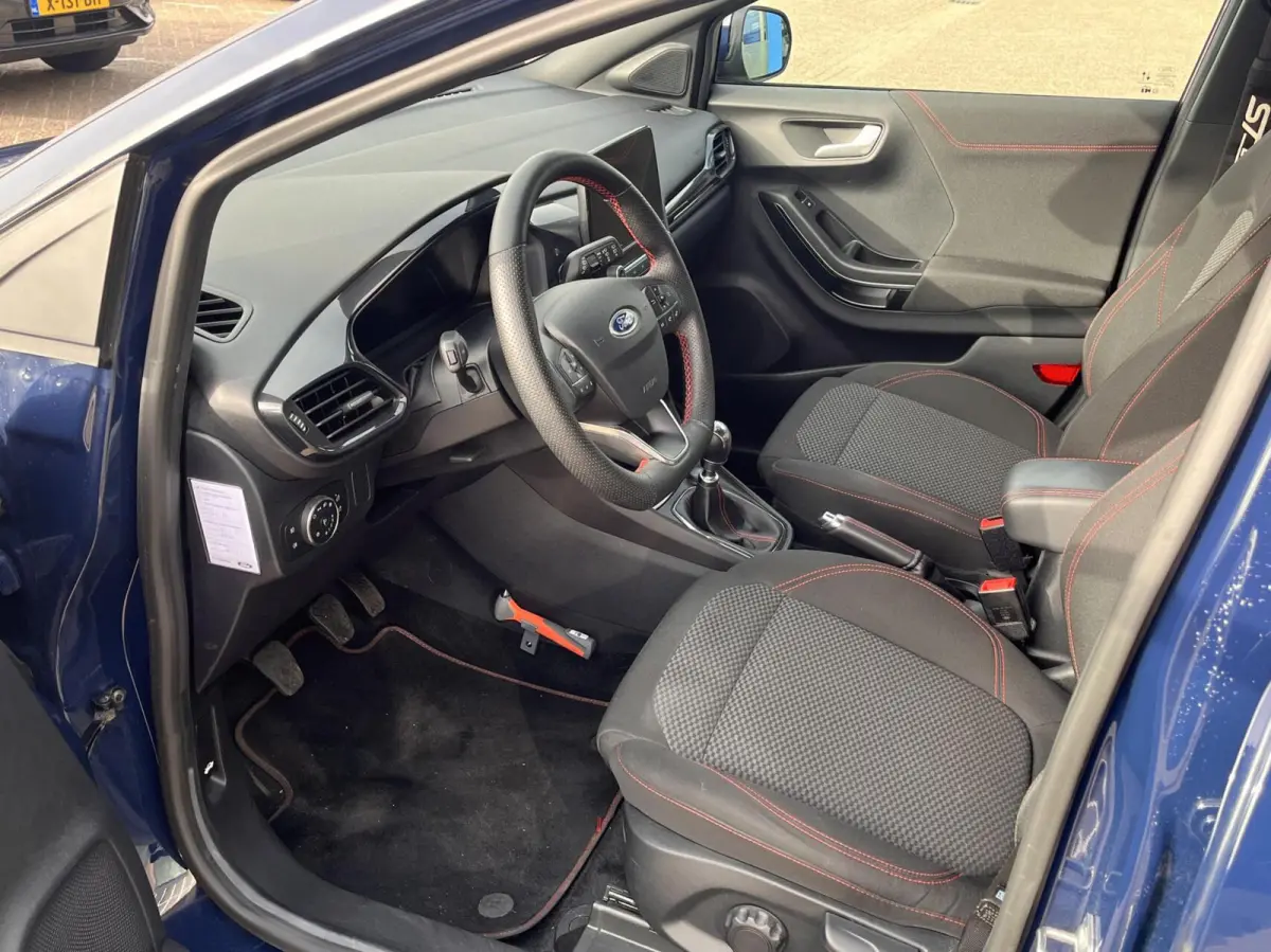 1.0 EcoBoost ST-Line 125PK Winterpack Cruise Camera Navi Climate Parkeersensoren Full-LED Privacy Glass *Sportief*