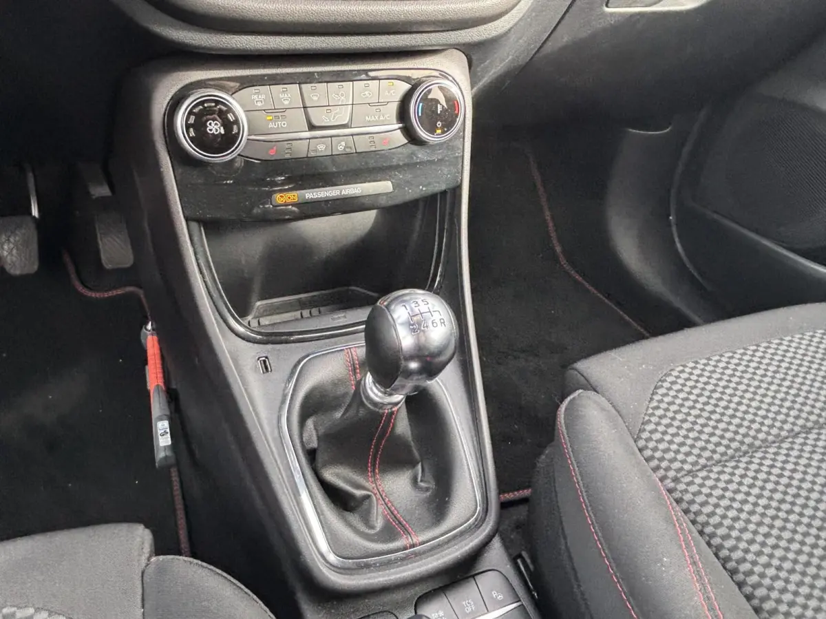 1.0 EcoBoost ST-Line 125PK Winterpack Cruise Camera Navi Climate Parkeersensoren Full-LED Privacy Glass *Sportief*