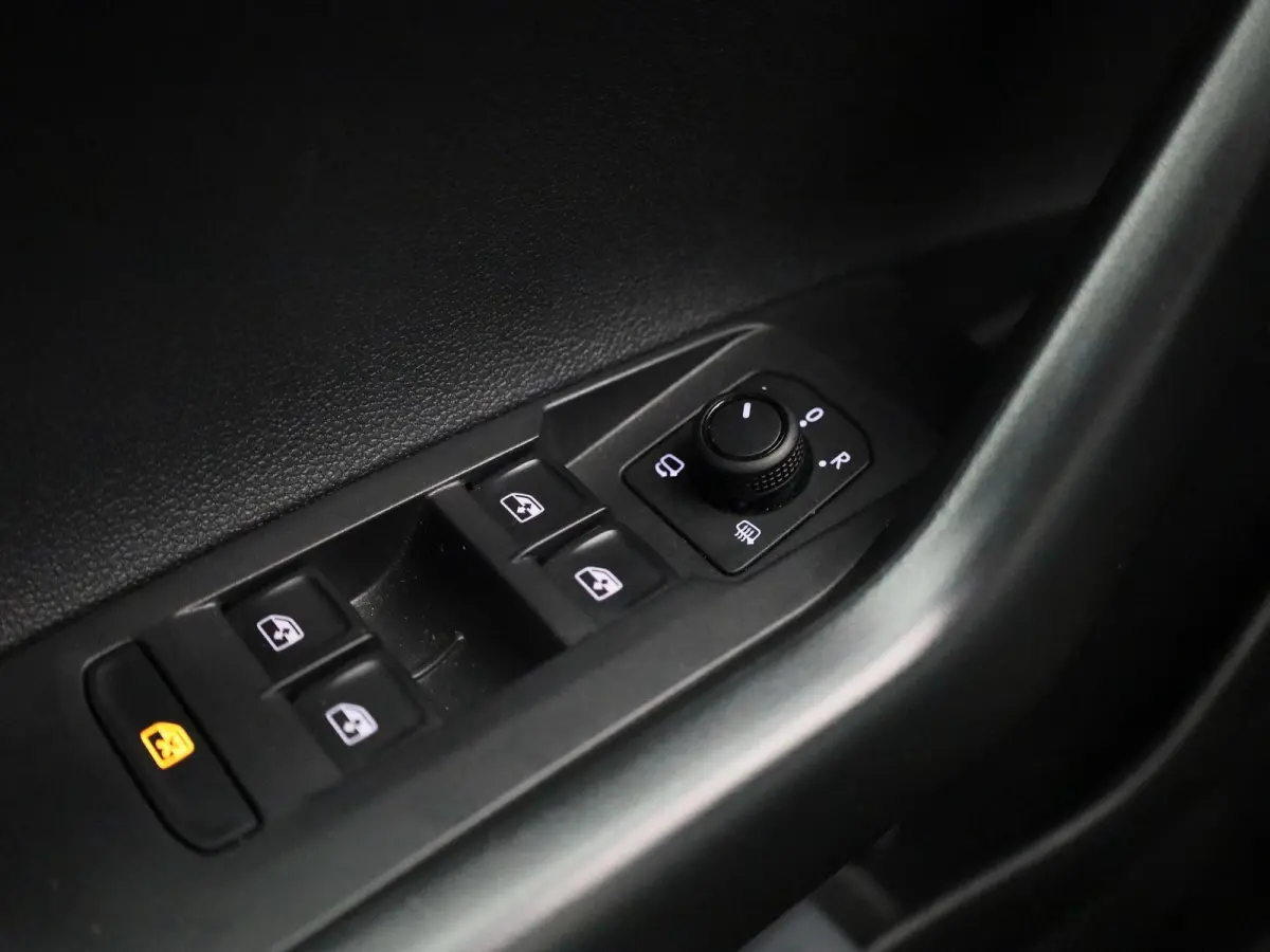 1.0 TSI Life Edition 95 PK| Origineel Nederlands | 1e Eigenaar | Parkeersensoren Achter | Achteruitrijcamera | Apple Carplay | Android Auto | Privacy Glas | 17 Inch Velgen