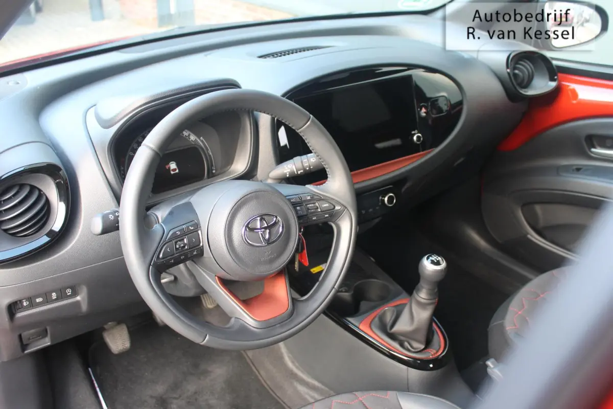 1.0 VVT-i MT Envy I Luxe uitvoering! I Trekhaak I PDC I NL-auto