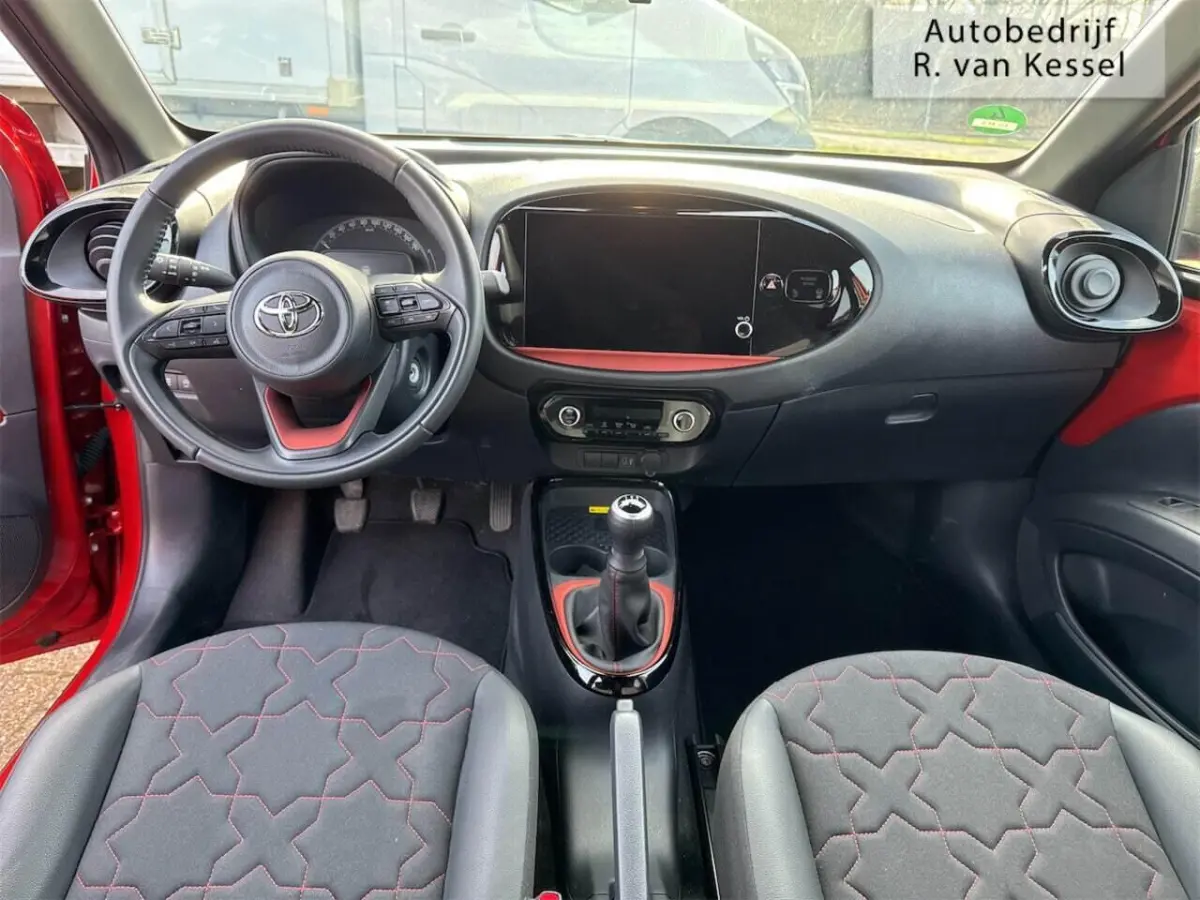 1.0 VVT-i MT Envy I Luxe uitvoering! I Trekhaak I PDC I NL-auto