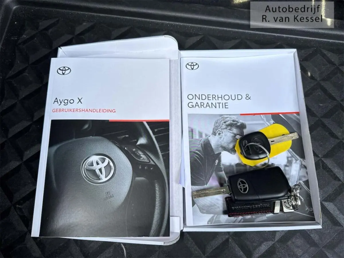 1.0 VVT-i MT Envy I Luxe uitvoering! I Trekhaak I PDC I NL-auto
