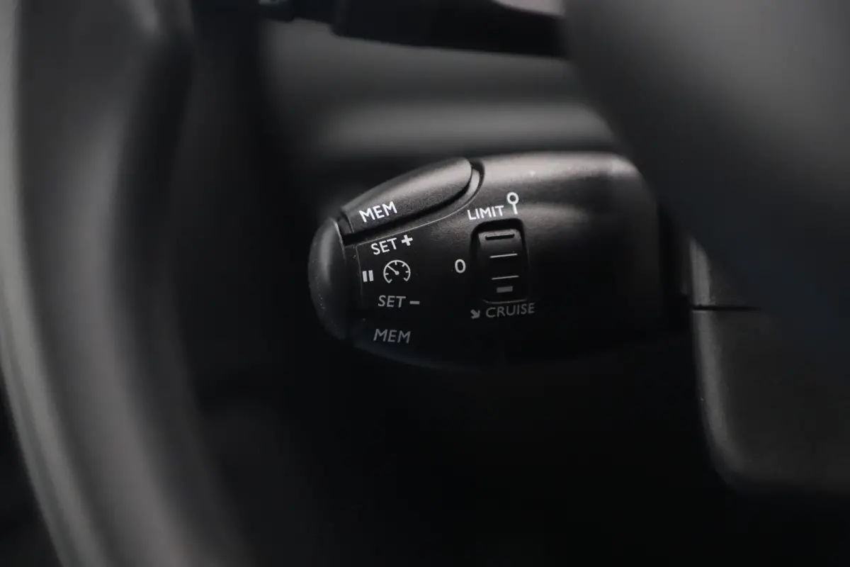 1.2 PureTech Feel Carplay Android Navigatie Climate Cruise Control Rijstrooksensor All Season Banden!
