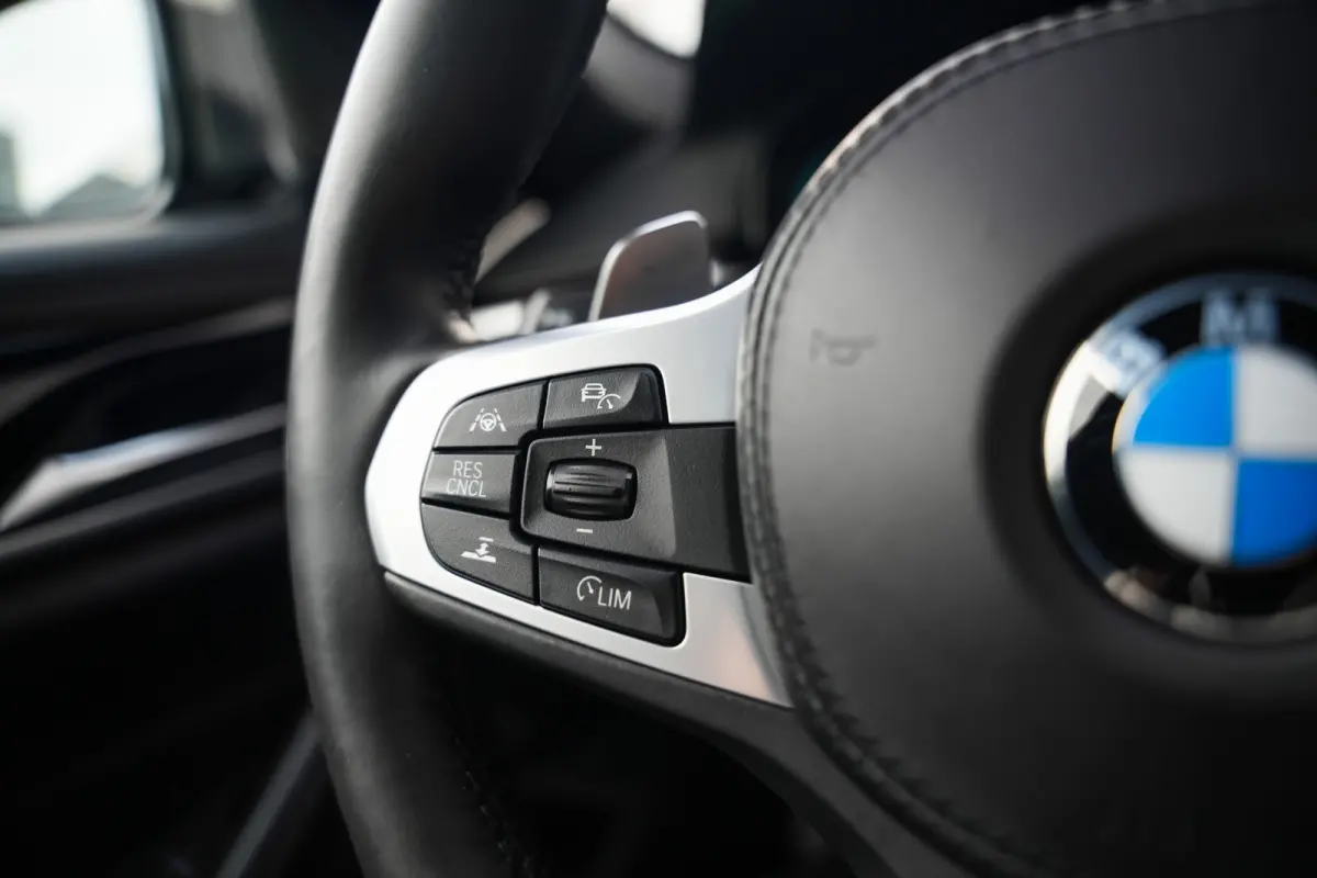 M550d 400pk xDrive High Executive M-Sportpakket /BTW-Auto/ Led-Koplamp/ Leder/ Sport-Stoelen/ Stoel.Verw/ Head-Up/ Keyless/ Harman&Kardon/ 360-Camera/ 20'' LMV
