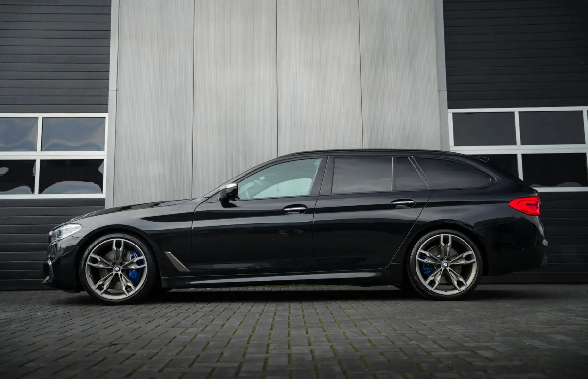 M550d 400pk xDrive High Executive M-Sportpakket /BTW-Auto/ Led-Koplamp/ Leder/ Sport-Stoelen/ Stoel.Verw/ Head-Up/ Keyless/ Harman&Kardon/ 360-Camera/ 20'' LMV