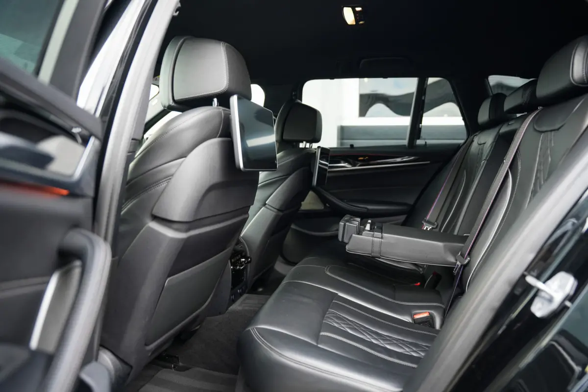 M550d 400pk xDrive High Executive M-Sportpakket /BTW-Auto/ Led-Koplamp/ Leder/ Sport-Stoelen/ Stoel.Verw/ Head-Up/ Keyless/ Harman&Kardon/ 360-Camera/ 20'' LMV