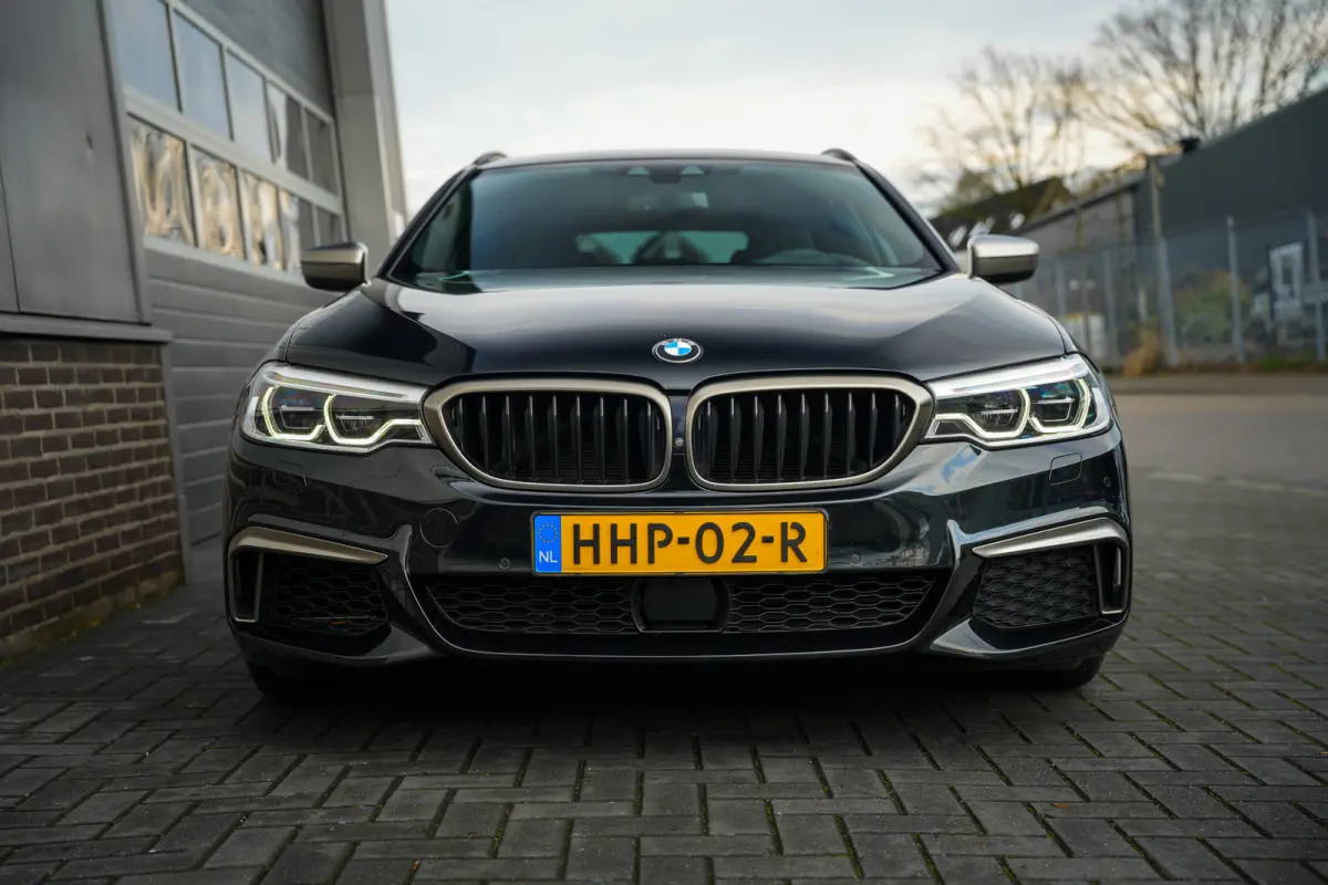 M550d 400pk xDrive High Executive M-Sportpakket /BTW-Auto/ Led-Koplamp/ Leder/ Sport-Stoelen/ Stoel.Verw/ Head-Up/ Keyless/ Harman&Kardon/ 360-Camera/ 20'' LMV