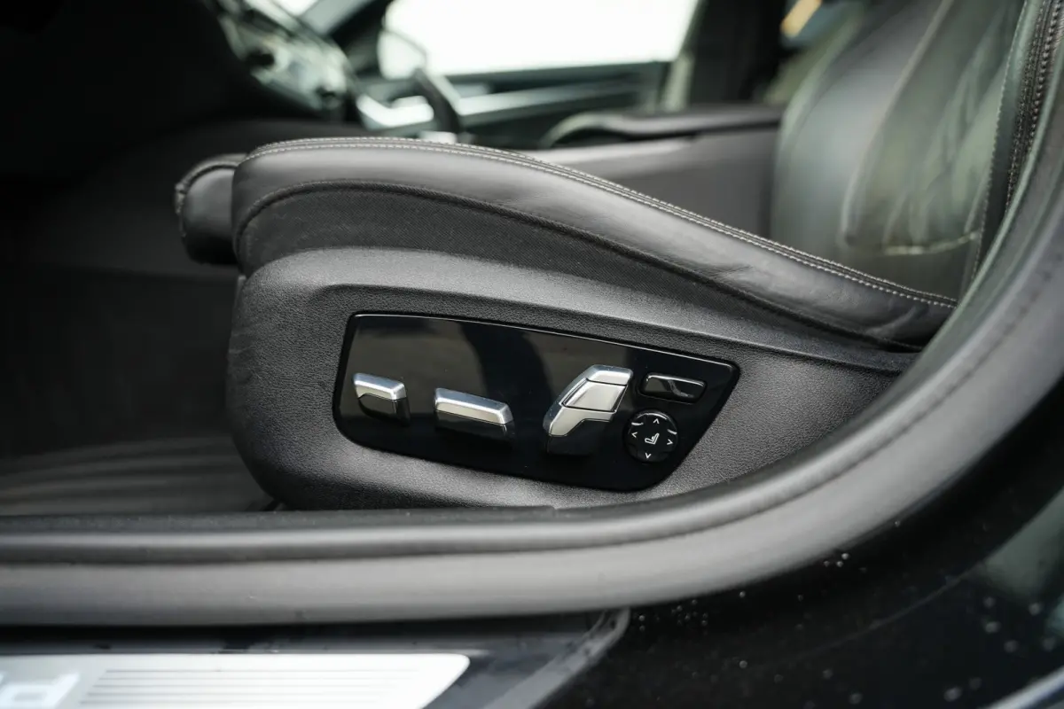M550d 400pk xDrive High Executive M-Sportpakket /BTW-Auto/ Led-Koplamp/ Leder/ Sport-Stoelen/ Stoel.Verw/ Head-Up/ Keyless/ Harman&Kardon/ 360-Camera/ 20'' LMV