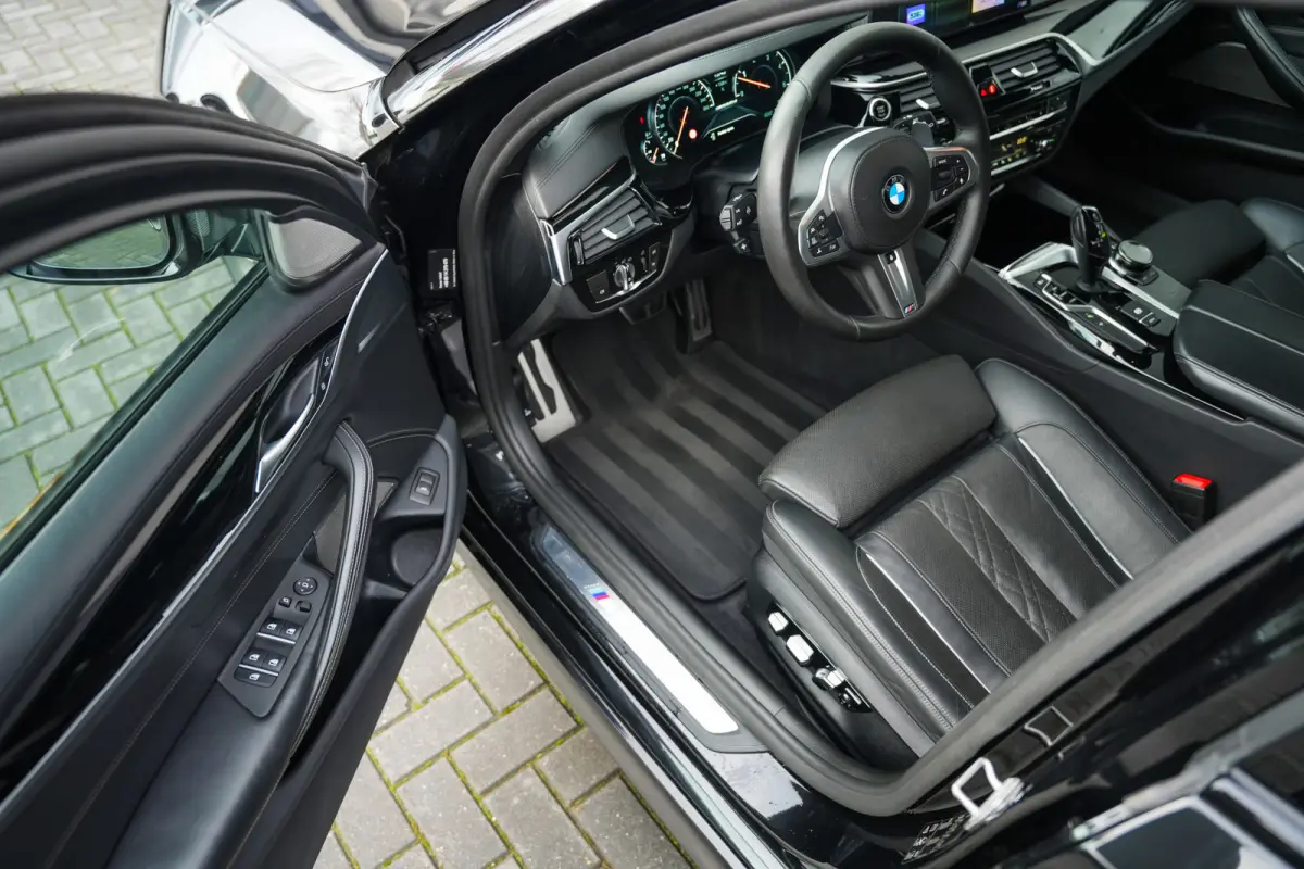 M550d 400pk xDrive High Executive M-Sportpakket /BTW-Auto/ Led-Koplamp/ Leder/ Sport-Stoelen/ Stoel.Verw/ Head-Up/ Keyless/ Harman&Kardon/ 360-Camera/ 20'' LMV