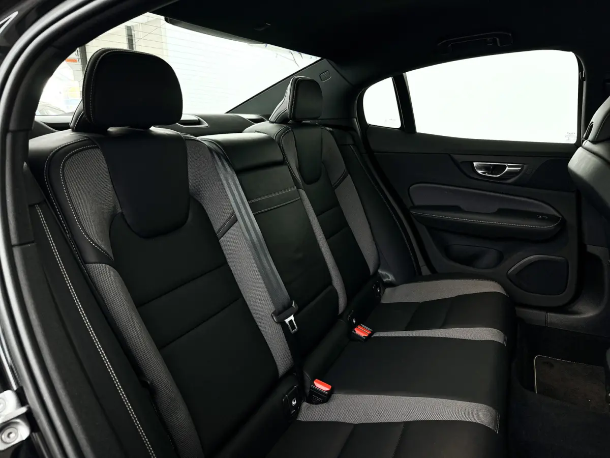 B4 R-Design | Park Assist | Stoel- en Stuurverwarming | Cruise control | Elektrische stoelen