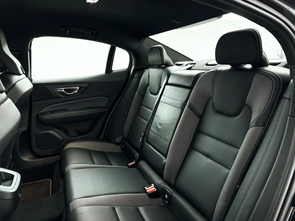 B4 R-Design | Park Assist | Stoel- en Stuurverwarming | Cruise control | Elektrische stoelen