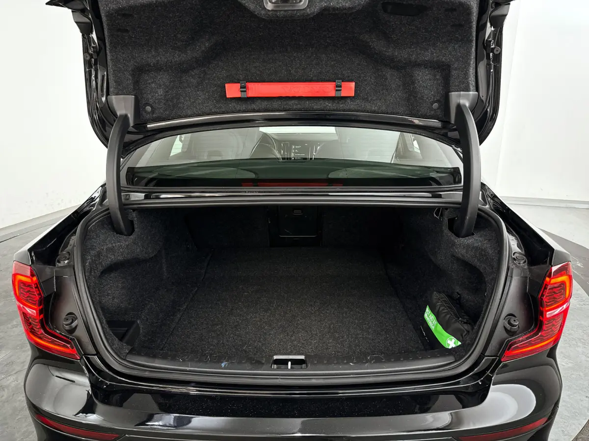 B4 R-Design | Park Assist | Stoel- en Stuurverwarming | Cruise control | Elektrische stoelen