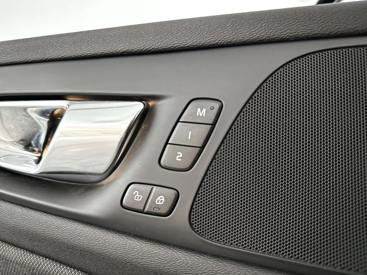 B4 R-Design | Park Assist | Stoel- en Stuurverwarming | Cruise control | Elektrische stoelen