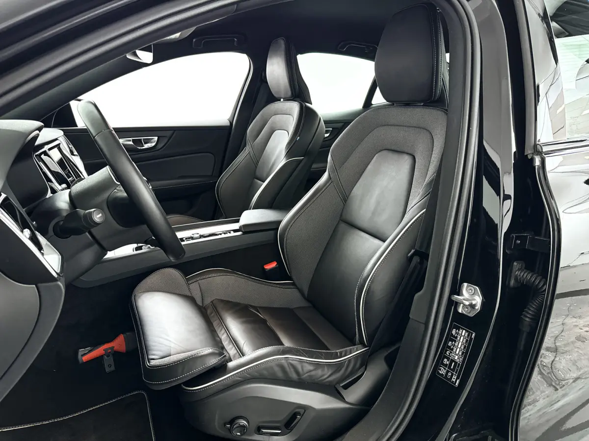 B4 R-Design | Park Assist | Stoel- en Stuurverwarming | Cruise control | Elektrische stoelen