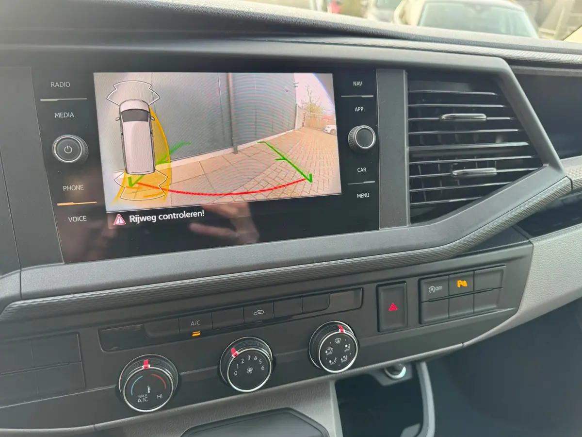 * Automaat L1H1 * Parkeercamera * Navigatiesysteem * Cruise Control * LM Velgen *
