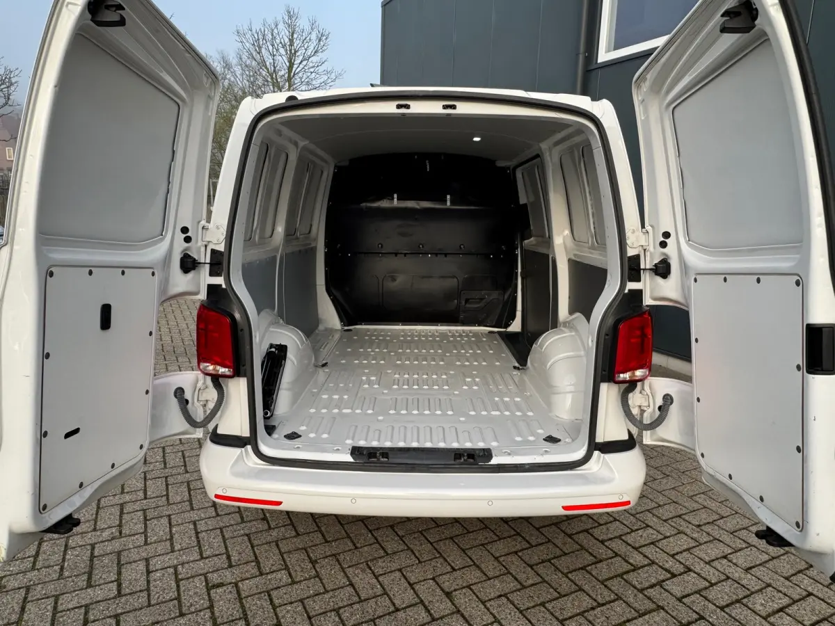 * Automaat L1H1 * Parkeercamera * Navigatiesysteem * Cruise Control * LM Velgen *