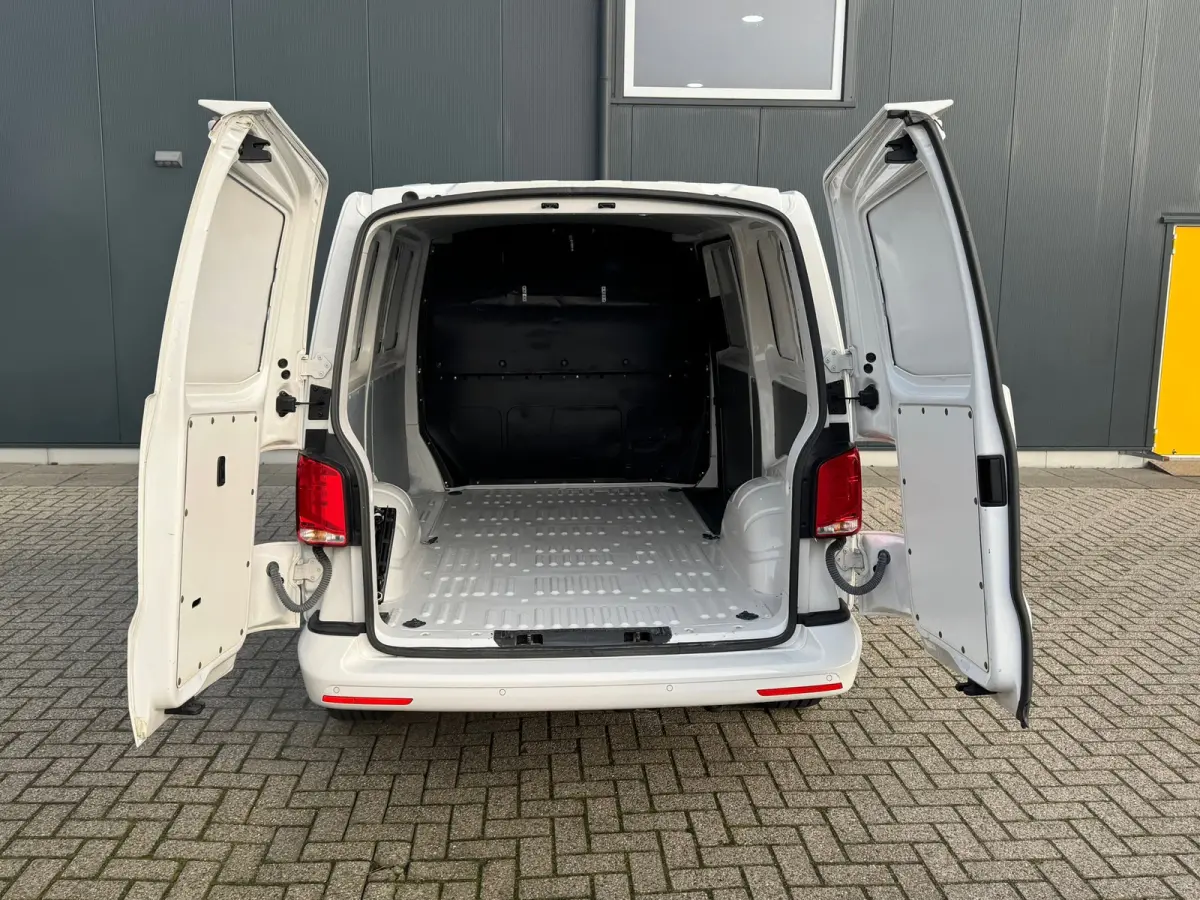 * Automaat L1H1 * Parkeercamera * Navigatiesysteem * Cruise Control * LM Velgen *
