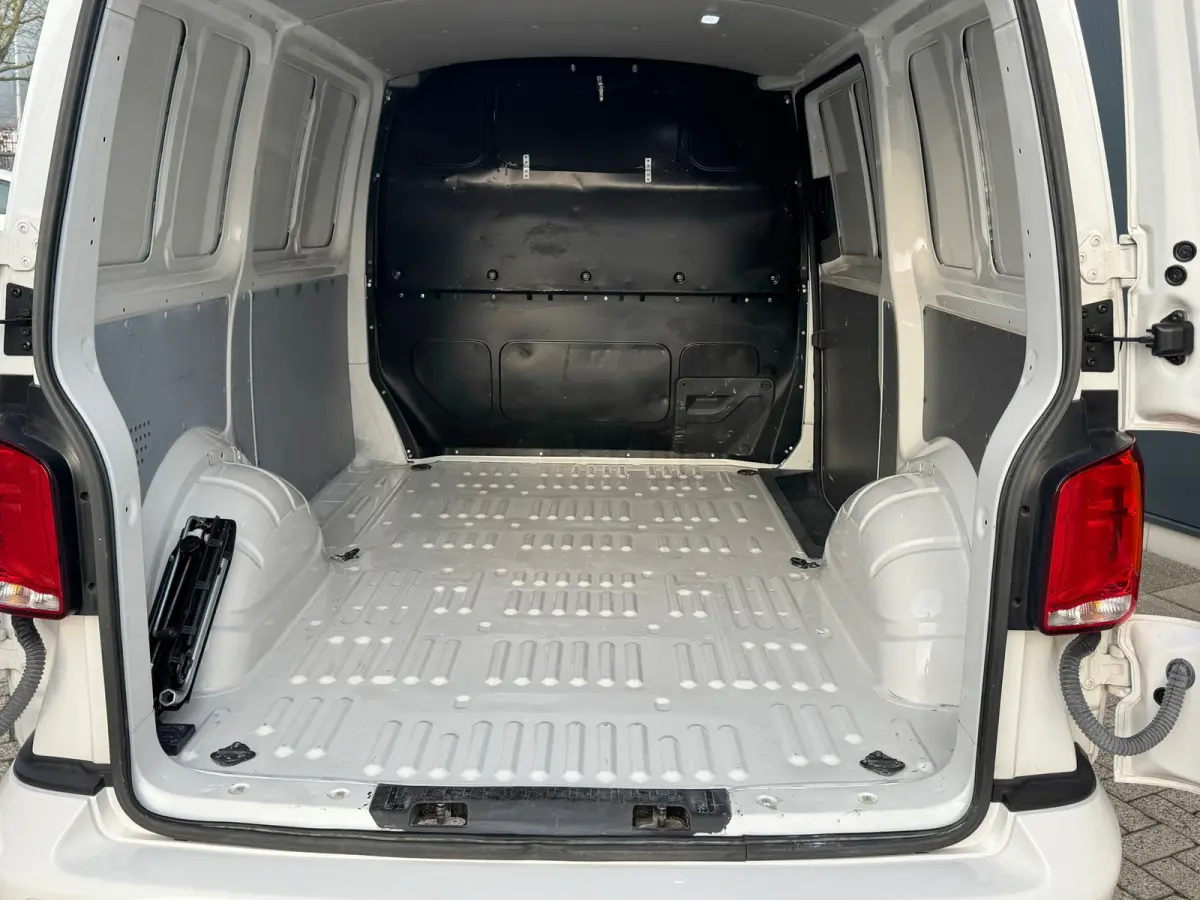 * Automaat L1H1 * Parkeercamera * Navigatiesysteem * Cruise Control * LM Velgen *