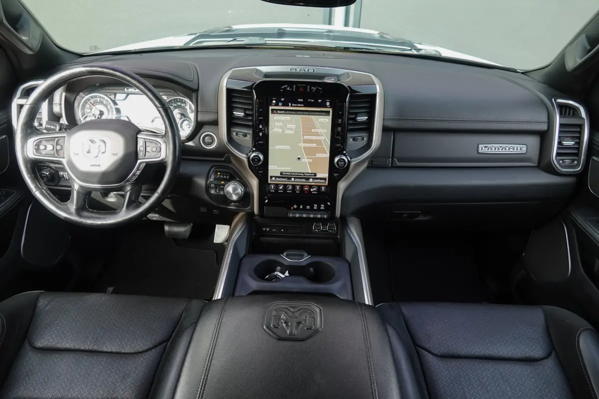 1500 5.7 V8 401Pk 4x4 Crew Cab | Laramie | 360° Camera | Panoramadak | Treeplanken | Trekhaak | 22'' | Ivory White