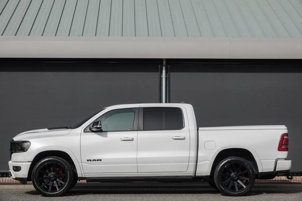 1500 5.7 V8 401Pk 4x4 Crew Cab | Laramie | 360° Camera | Panoramadak | Treeplanken | Trekhaak | 22'' | Ivory White
