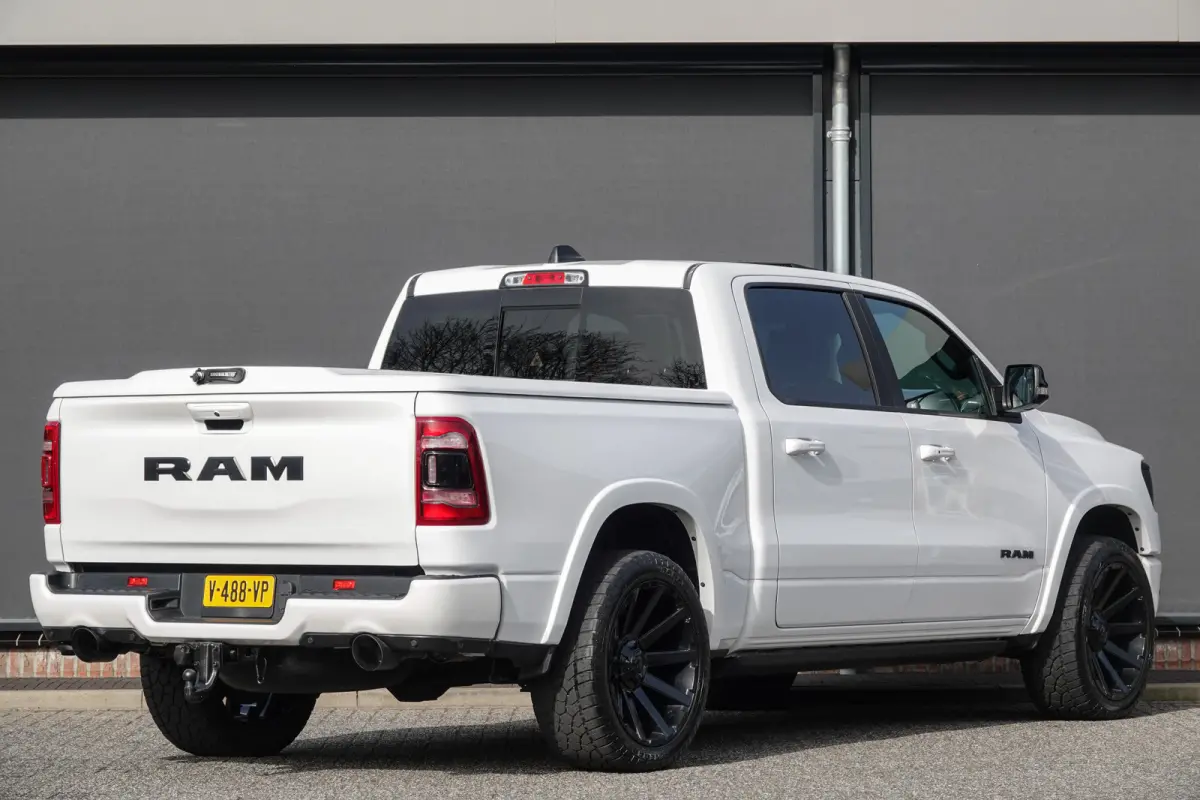 1500 5.7 V8 401Pk 4x4 Crew Cab | Laramie | 360° Camera | Panoramadak | Treeplanken | Trekhaak | 22'' | Ivory White